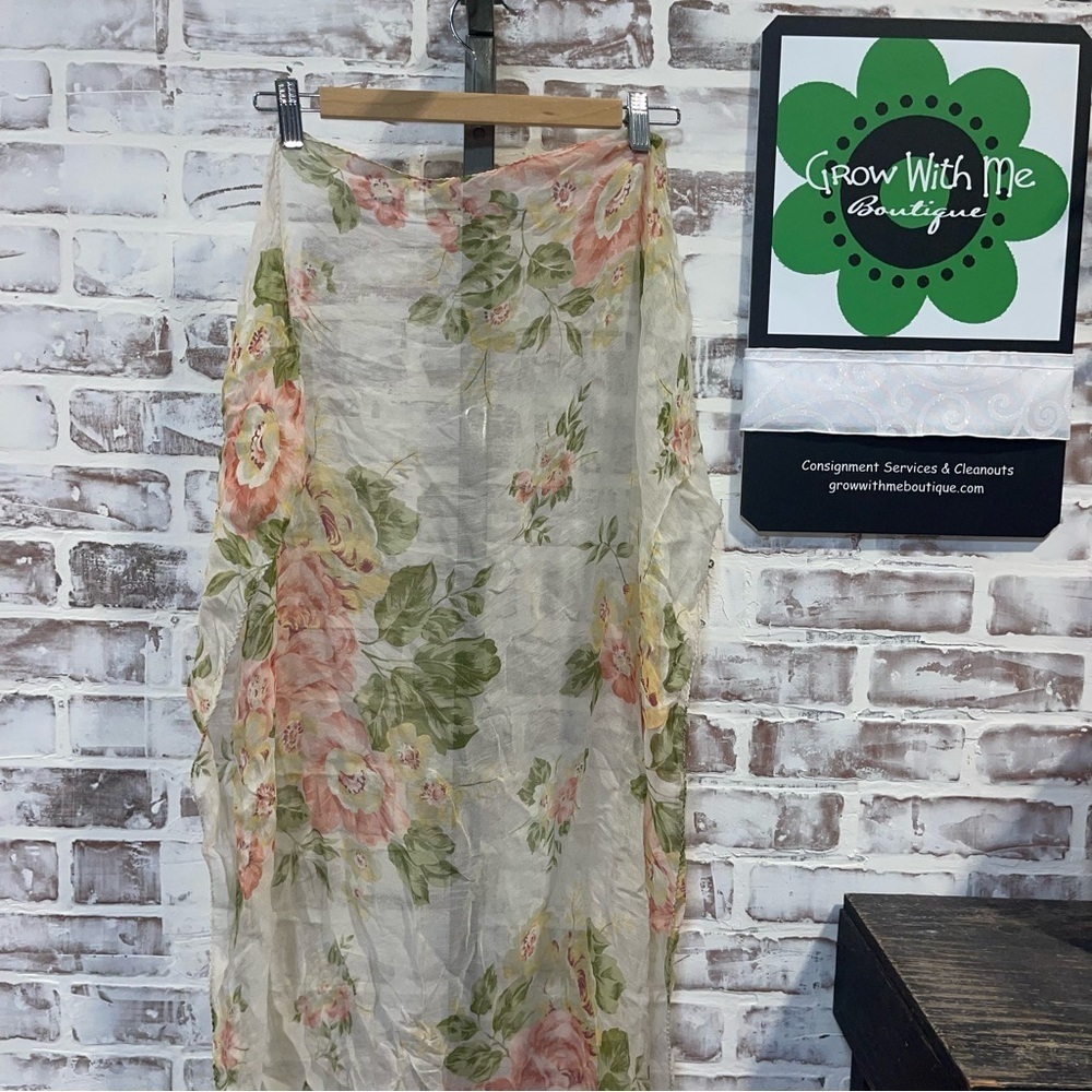 Elegant Floral Scarf with Pink and Green Hues